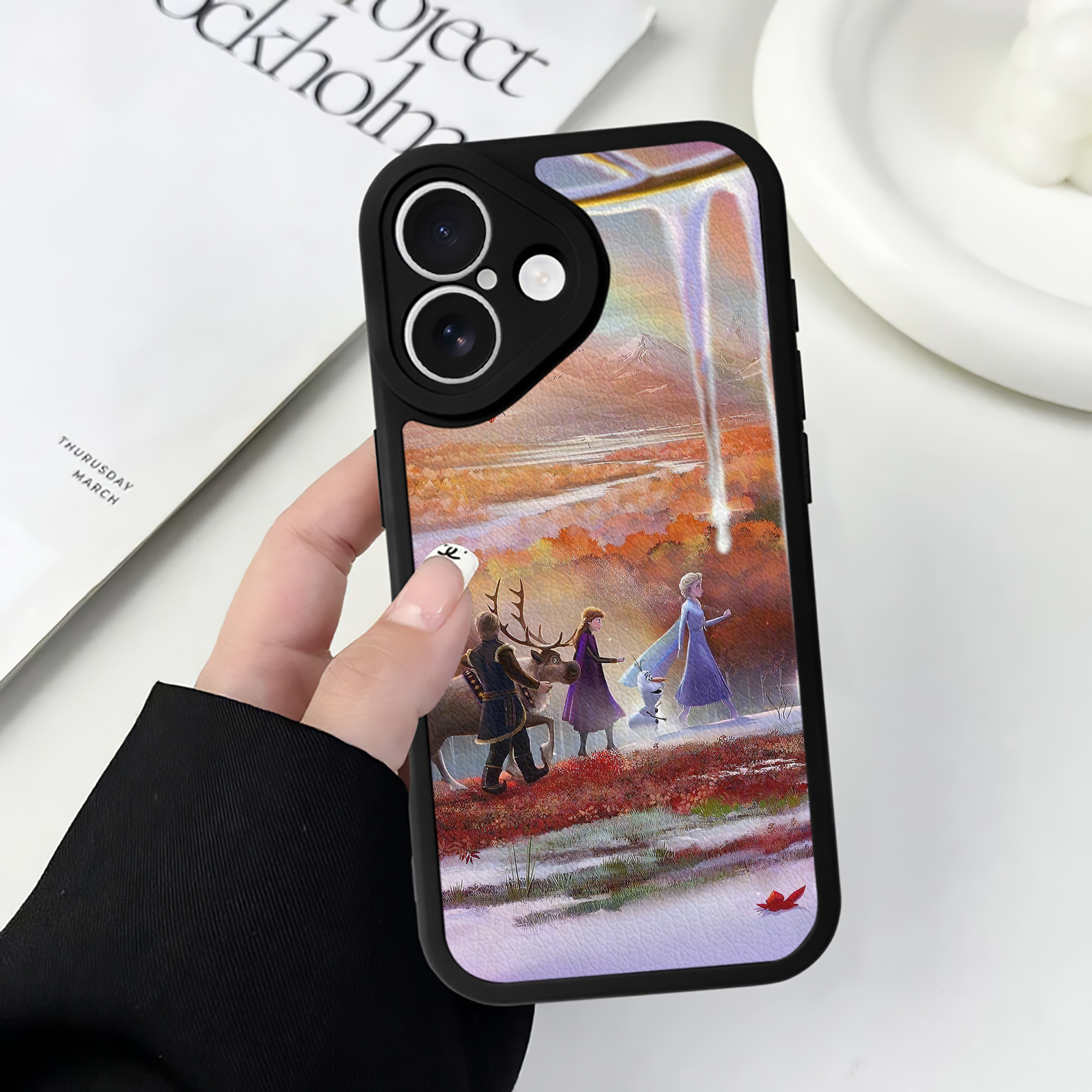 （画像用） アナと雪の女王 アンナ エルサ Frozen Anna Elsa 【iPhone 16シリーズ対応】シリコンスマホケース（レザー調） 材質：シリコン